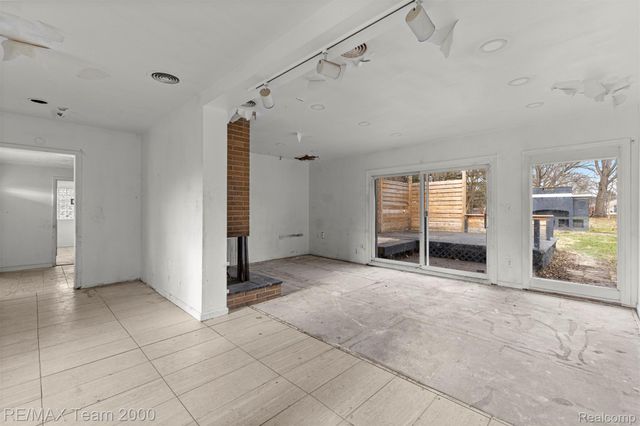 22164 Berg Road, Southfield, MI 48033