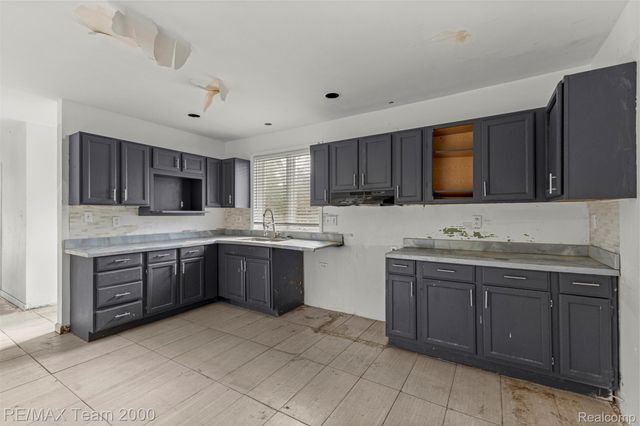 22164 Berg Road, Southfield, MI 48033
