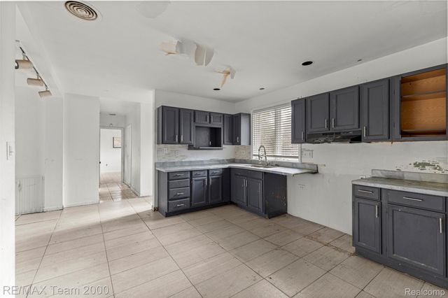22164 Berg Road, Southfield, MI 48033