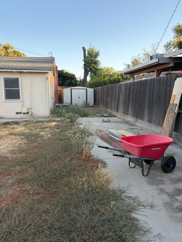 2105 Glendale Ave, Modesto, CA 95354