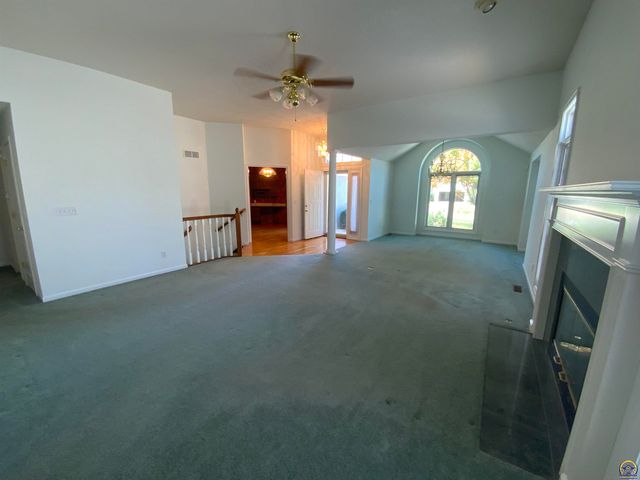 6227 SW 40th Ct, Topeka, KS 66610