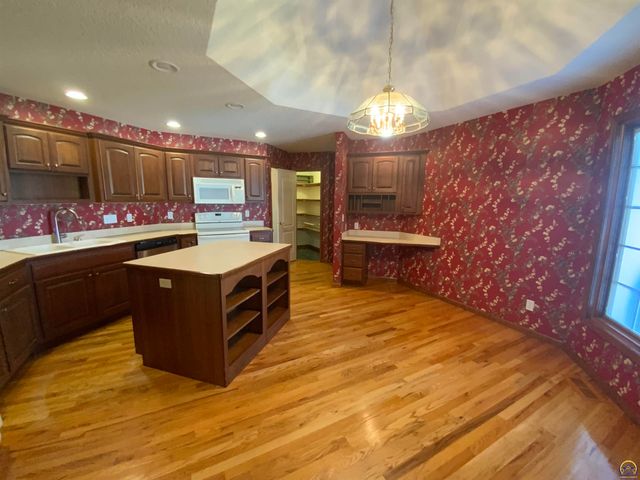6227 SW 40th Ct, Topeka, KS 66610