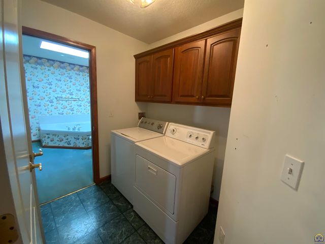 6227 SW 40th Ct, Topeka, KS 66610