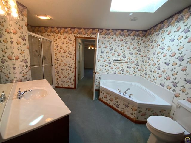 6227 SW 40th Ct, Topeka, KS 66610