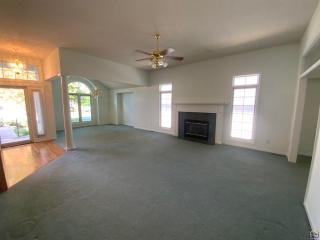 6227 SW 40th Ct, Topeka, KS 66610