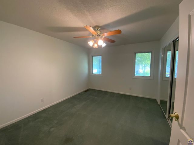 6227 SW 40th Ct, Topeka, KS 66610