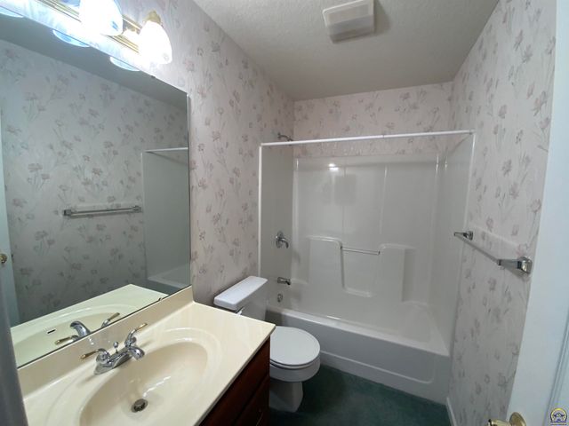 6227 SW 40th Ct, Topeka, KS 66610