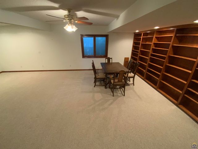 6227 SW 40th Ct, Topeka, KS 66610