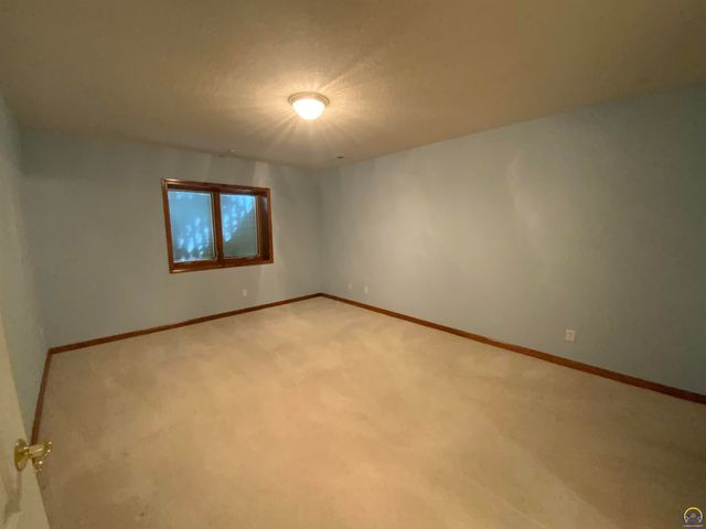 6227 SW 40th Ct, Topeka, KS 66610