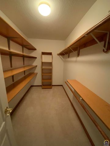 6227 SW 40th Ct, Topeka, KS 66610