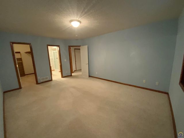 6227 SW 40th Ct, Topeka, KS 66610