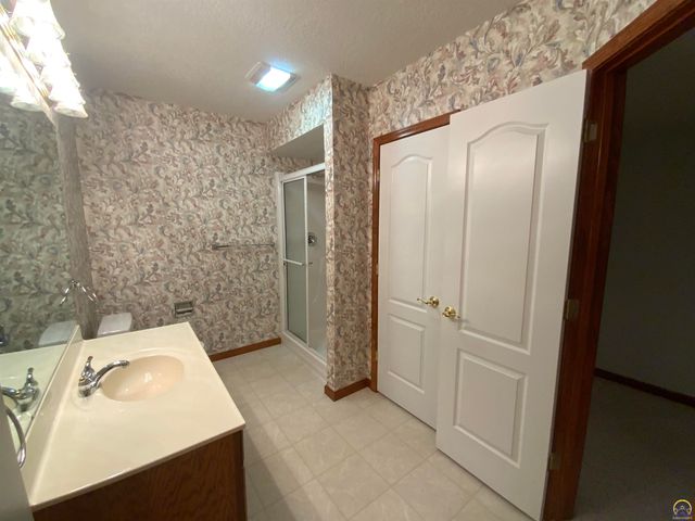 6227 SW 40th Ct, Topeka, KS 66610