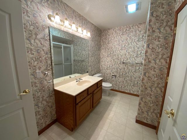 6227 SW 40th Ct, Topeka, KS 66610