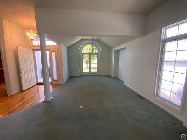 6227 SW 40th Ct, Topeka, KS 66610