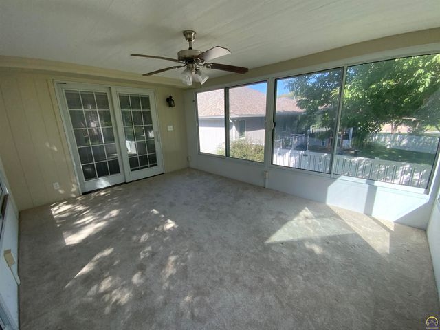 6227 SW 40th Ct, Topeka, KS 66610