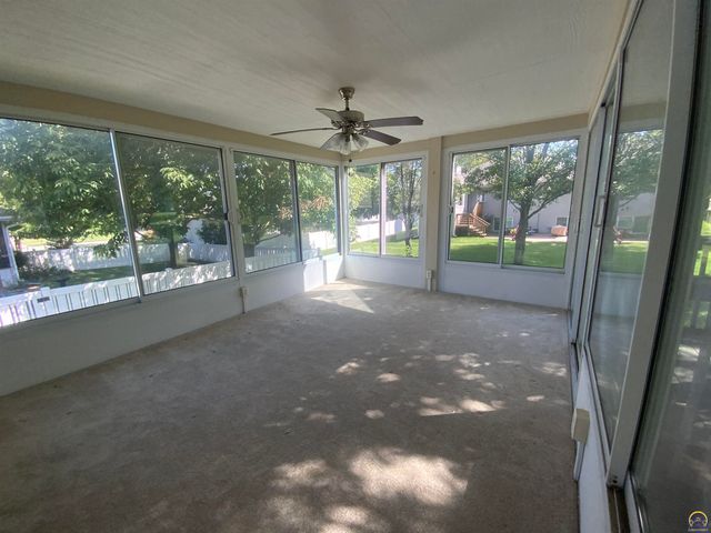6227 SW 40th Ct, Topeka, KS 66610