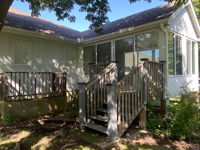 6227 SW 40th Ct, Topeka, KS 66610