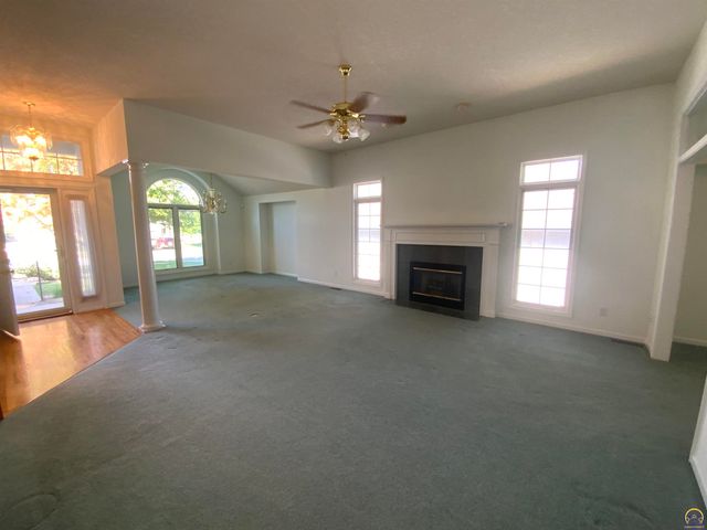 6227 SW 40th Ct, Topeka, KS 66610