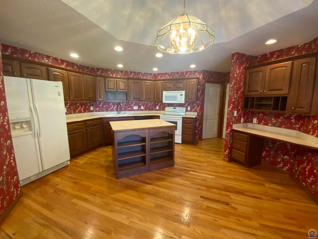 6227 SW 40th Ct, Topeka, KS 66610