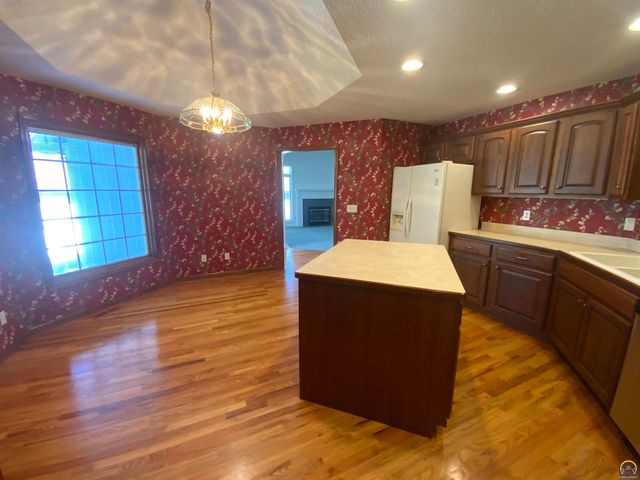 6227 SW 40th Ct, Topeka, KS 66610