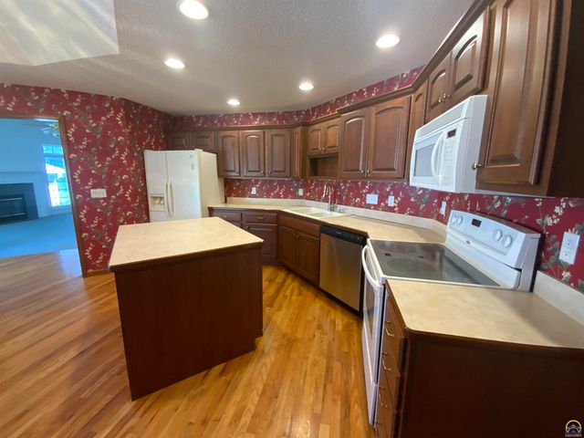 6227 SW 40th Ct, Topeka, KS 66610