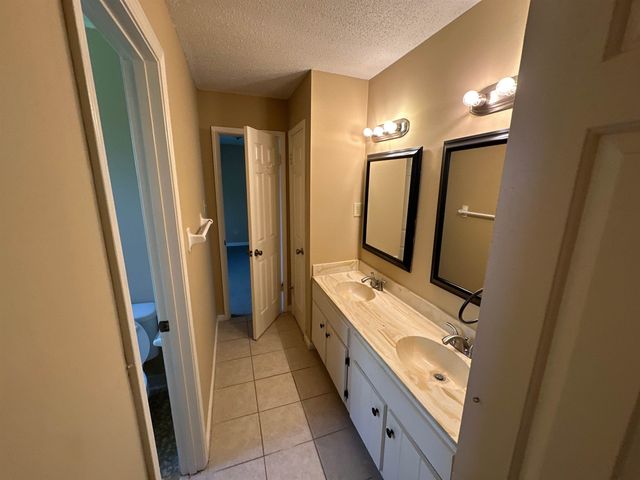 6224 SKYLIGHT DR, Bartlett, TN 38135