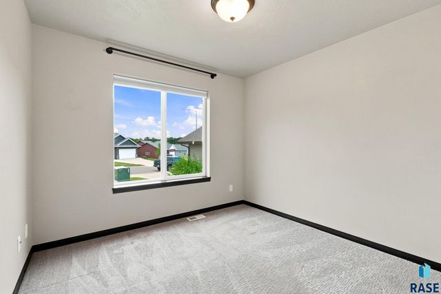 6729 W Viola Ct Court, Sioux Falls, SD 57106