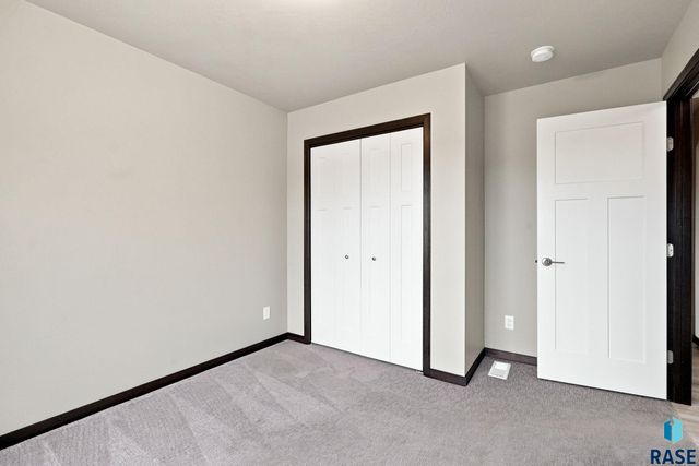 6729 W Viola Ct Court, Sioux Falls, SD 57106