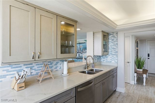 17 Bluebill AVE 1101, Naples, FL 34108