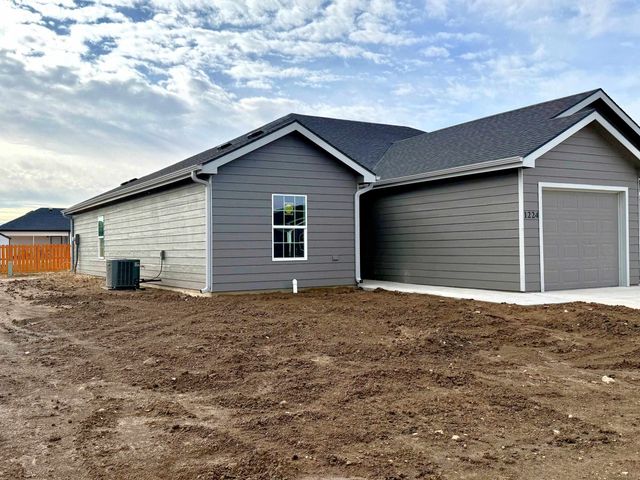 1224 Fountain Dr, Salina, KS 67401