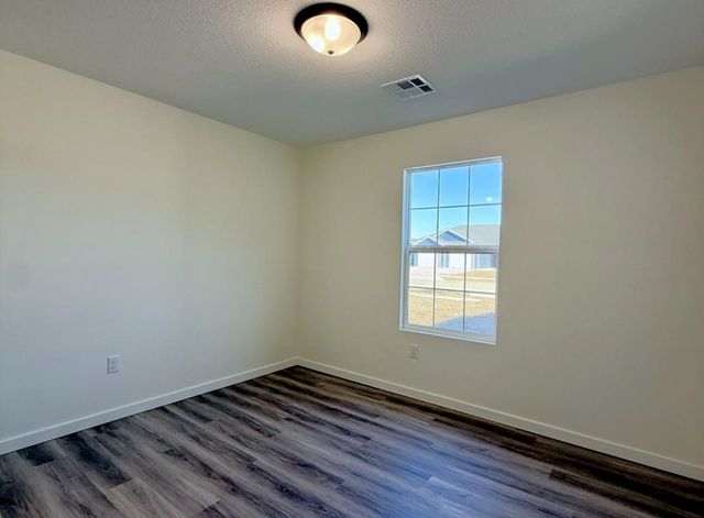 1224 Fountain Dr, Salina, KS 67401