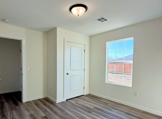 1224 Fountain Dr, Salina, KS 67401