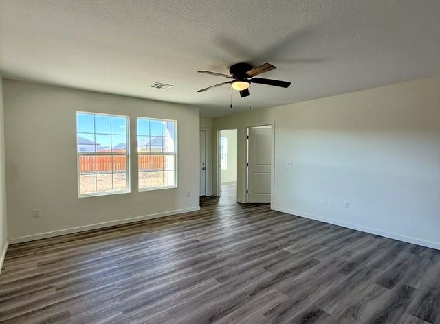 1224 Fountain Dr, Salina, KS 67401