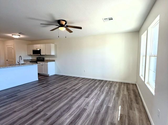 1224 Fountain Dr, Salina, KS 67401