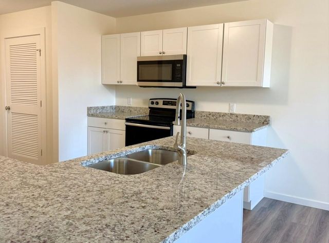 1224 Fountain Dr, Salina, KS 67401