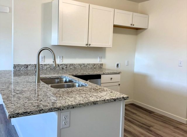 1224 Fountain Dr, Salina, KS 67401