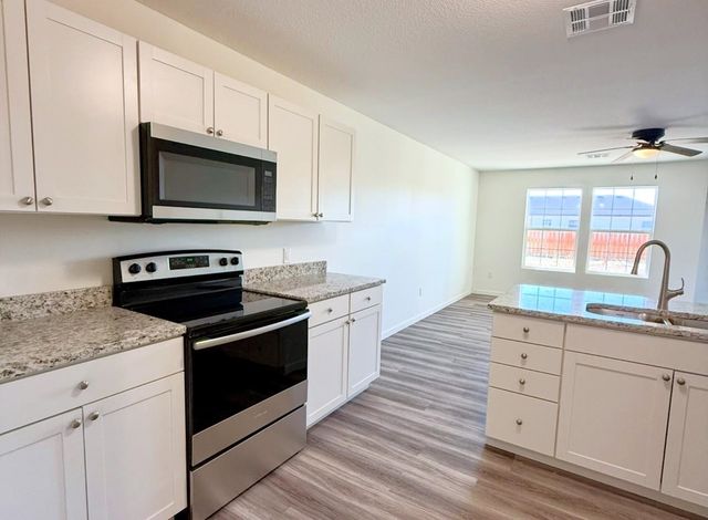 1224 Fountain Dr, Salina, KS 67401