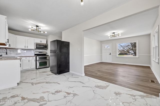 10413 Grafton Hall Rd, Louisville, KY 40272