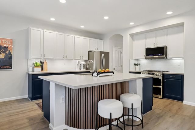 1040 Waterford Dr, West Sacramento, CA 95605