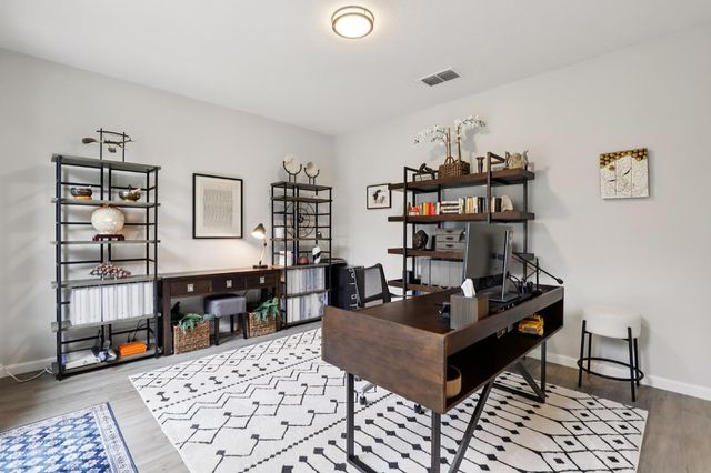 1040 Waterford Dr, West Sacramento, CA 95605