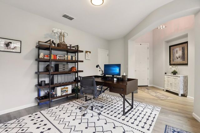 1040 Waterford Dr, West Sacramento, CA 95605