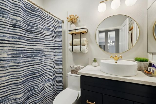 1040 Waterford Dr, West Sacramento, CA 95605