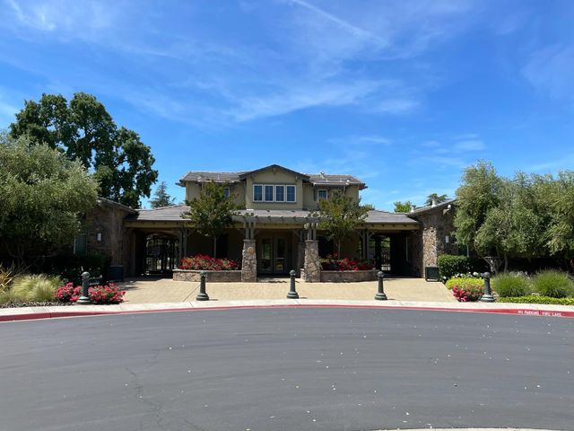 1040 Waterford Dr, West Sacramento, CA 95605