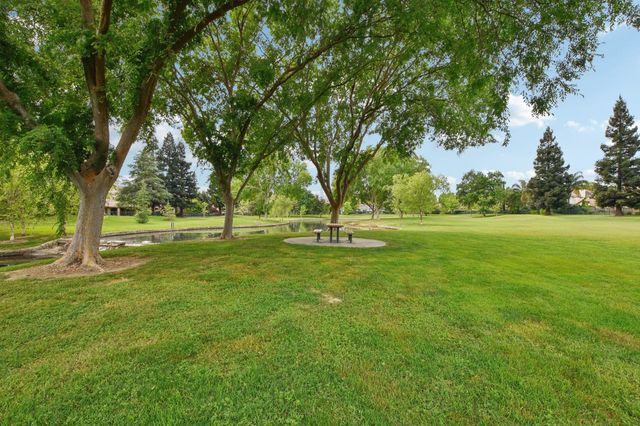 1040 Waterford Dr, West Sacramento, CA 95605
