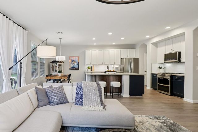 1040 Waterford Dr, West Sacramento, CA 95605