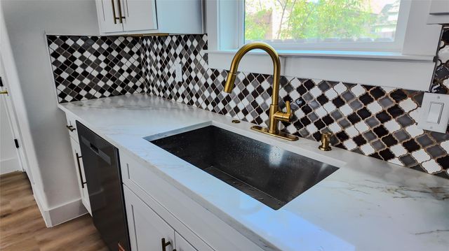 819 North Loop, Houston, TX 77022