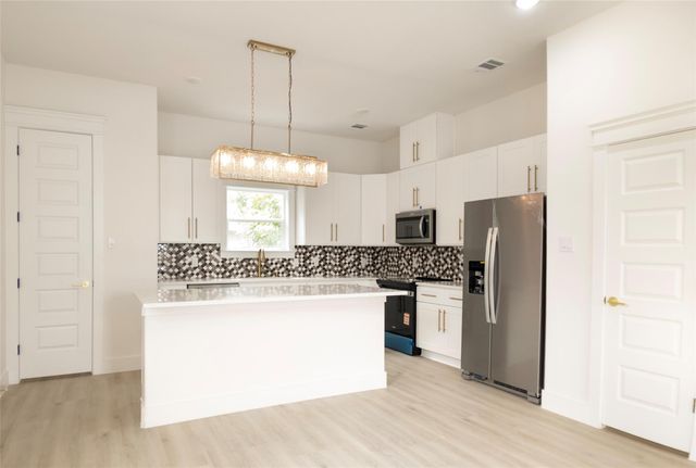 819 North Loop, Houston, TX 77022