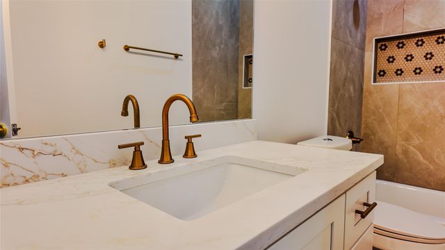819 North Loop, Houston, TX 77022