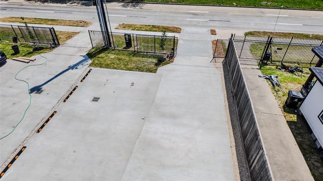 819 North Loop, Houston, TX 77022