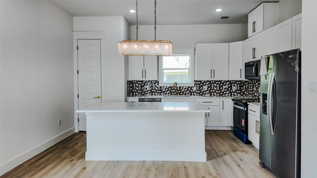 819 North Loop, Houston, TX 77022